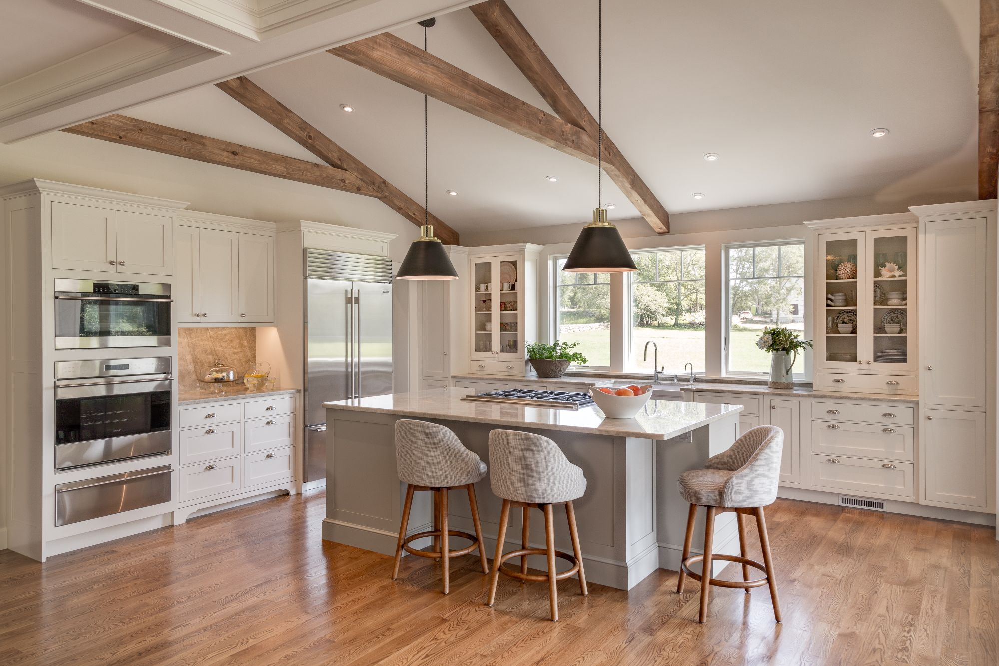 Modern Farmhouse: A Bright & Timeless Country Kitchen